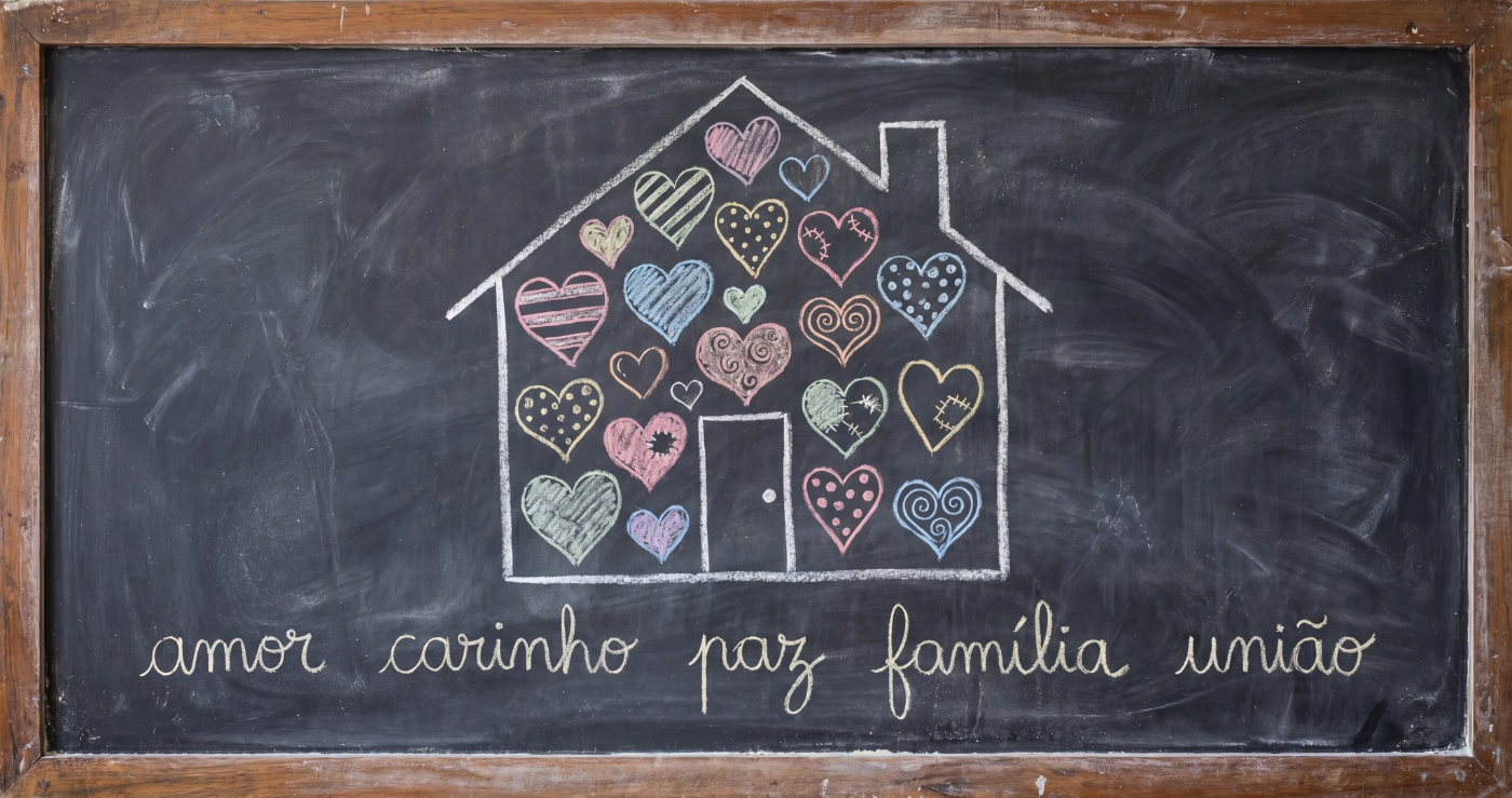 Desenho à mão de uma casinha simples com vários corações dentro, cada um de um jeito.